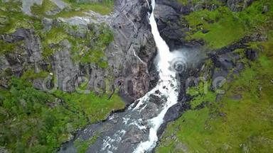从无人驾驶飞机上看到的雨天挪威山区瀑布